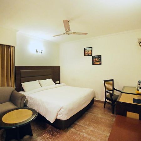 Hotel Meraden Grand พาราณสี ภายนอก รูปภาพ