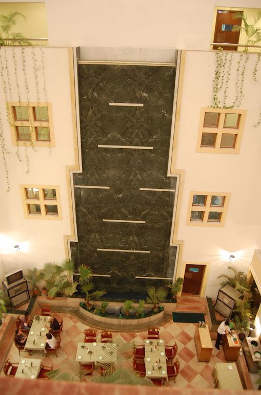 Hotel Meraden Grand พาราณสี ภายนอก รูปภาพ
