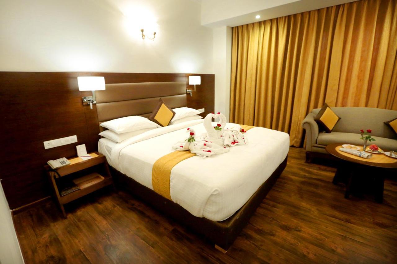 Hotel Meraden Grand พาราณสี ภายนอก รูปภาพ