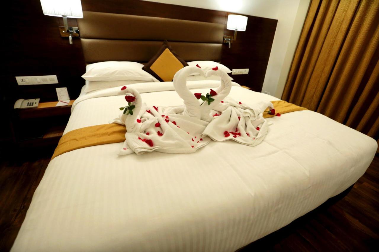 Hotel Meraden Grand พาราณสี ภายนอก รูปภาพ