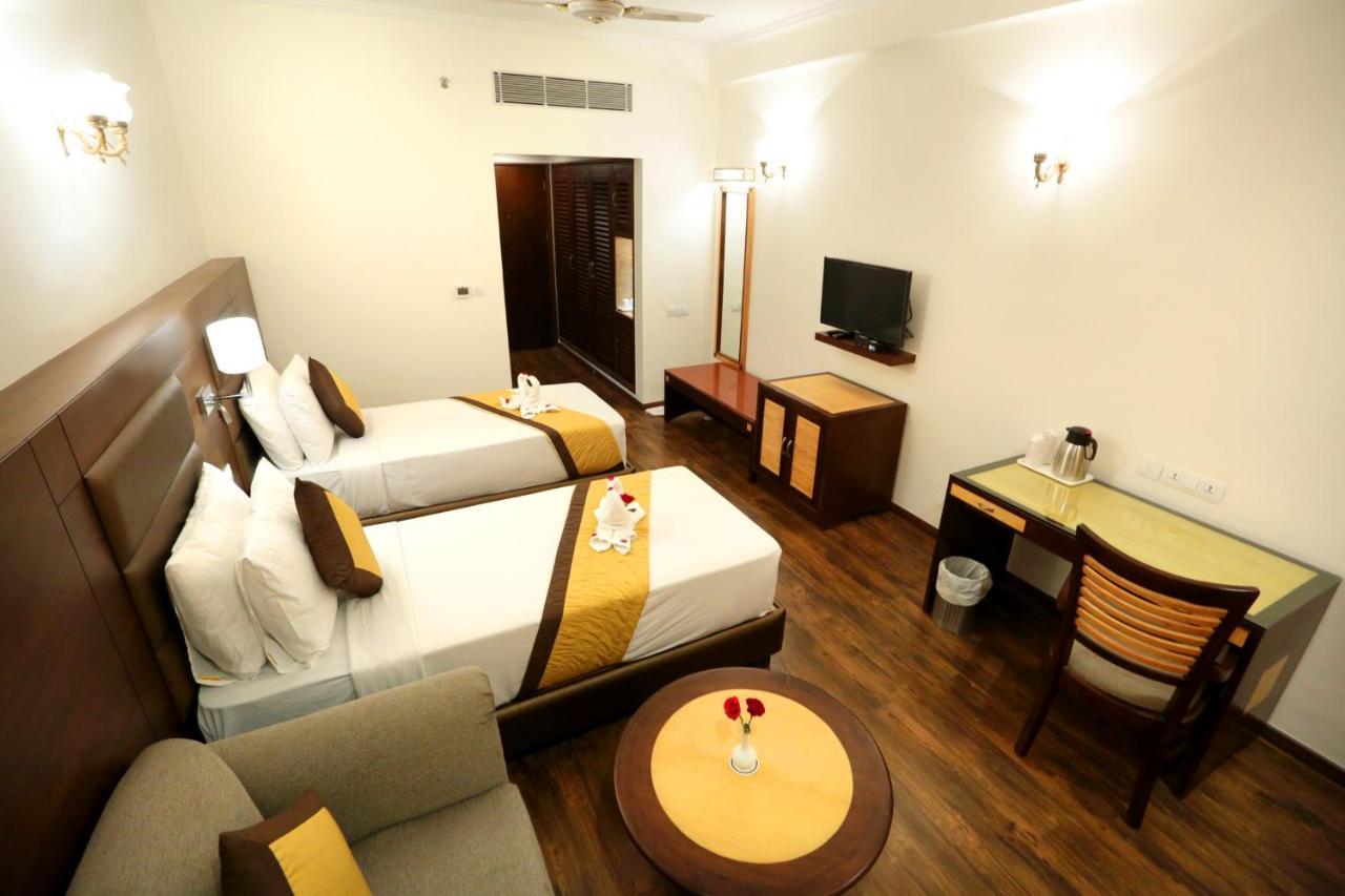 Hotel Meraden Grand พาราณสี ภายนอก รูปภาพ