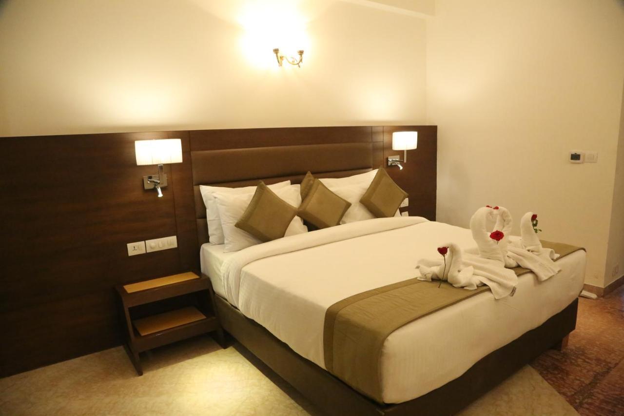 Hotel Meraden Grand พาราณสี ภายนอก รูปภาพ