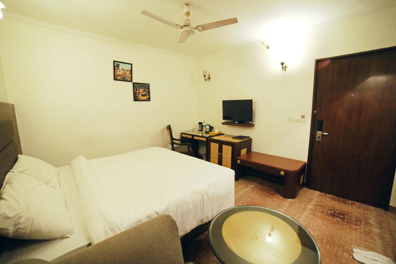 Hotel Meraden Grand พาราณสี ภายนอก รูปภาพ