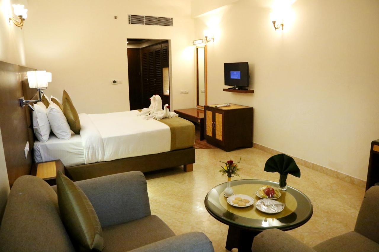 Hotel Meraden Grand พาราณสี ภายนอก รูปภาพ