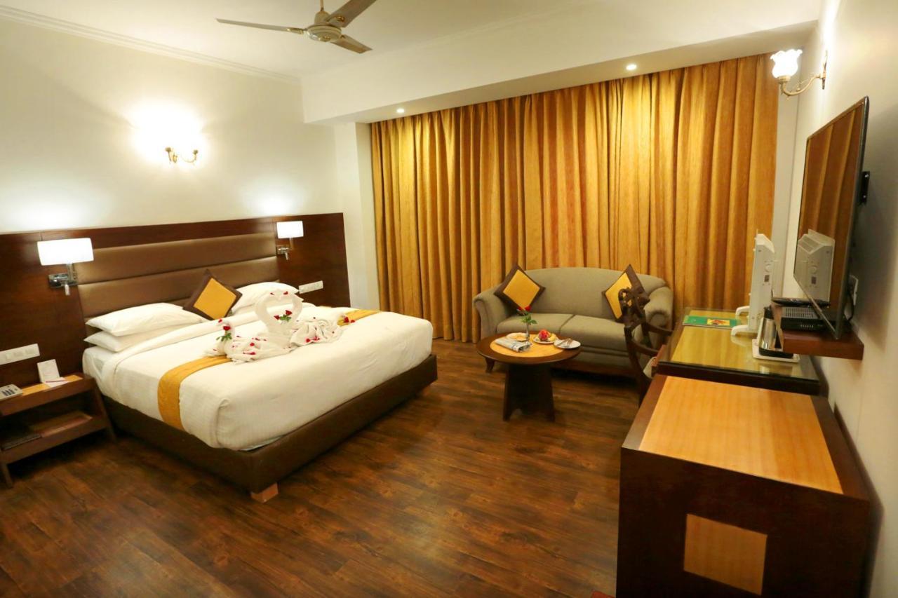 Hotel Meraden Grand พาราณสี ภายนอก รูปภาพ