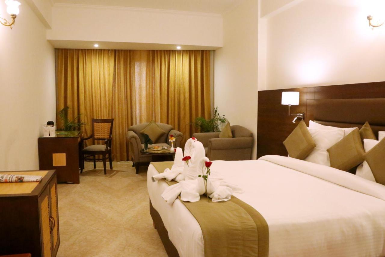 Hotel Meraden Grand พาราณสี ภายนอก รูปภาพ