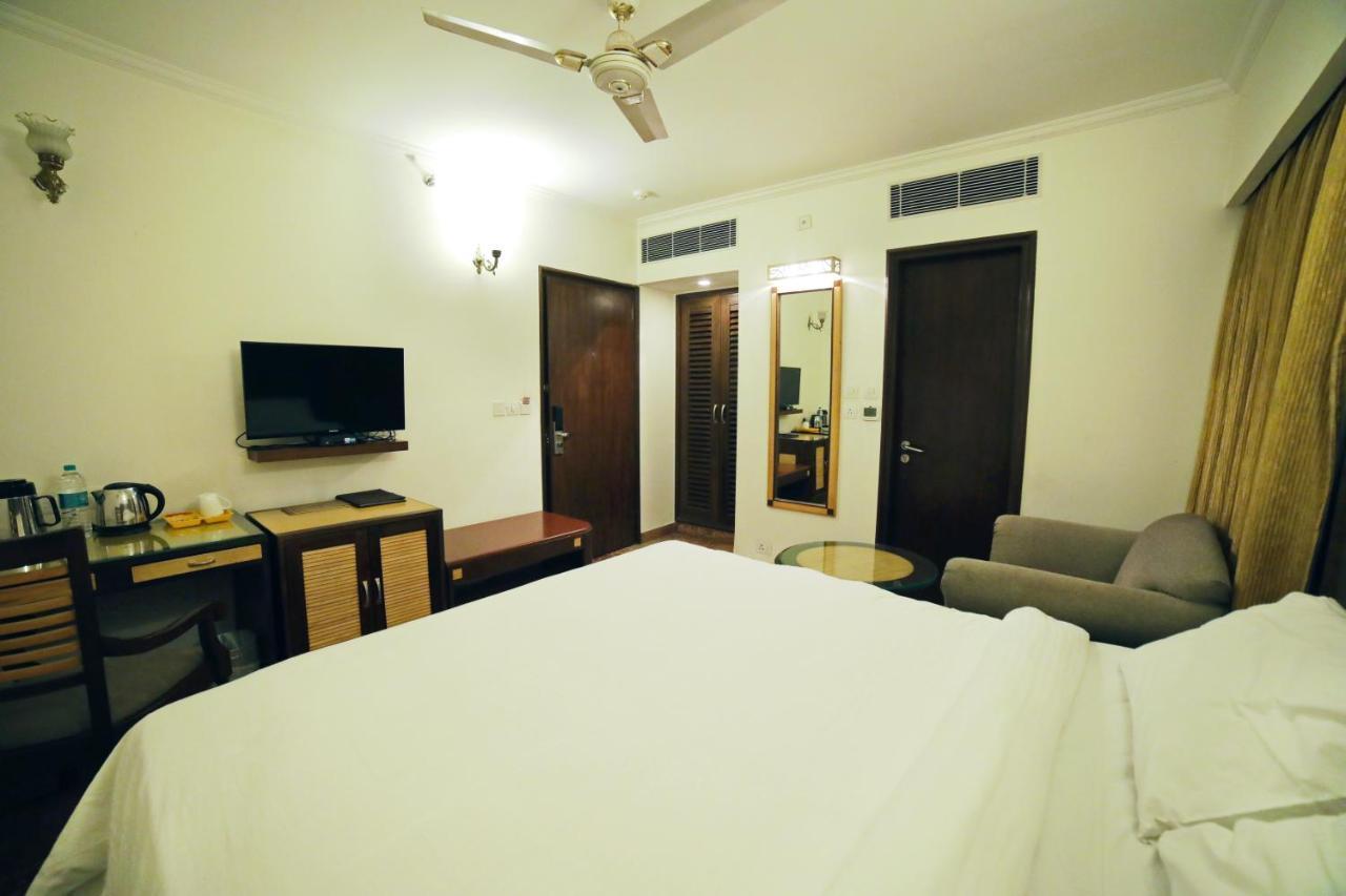 Hotel Meraden Grand พาราณสี ภายนอก รูปภาพ