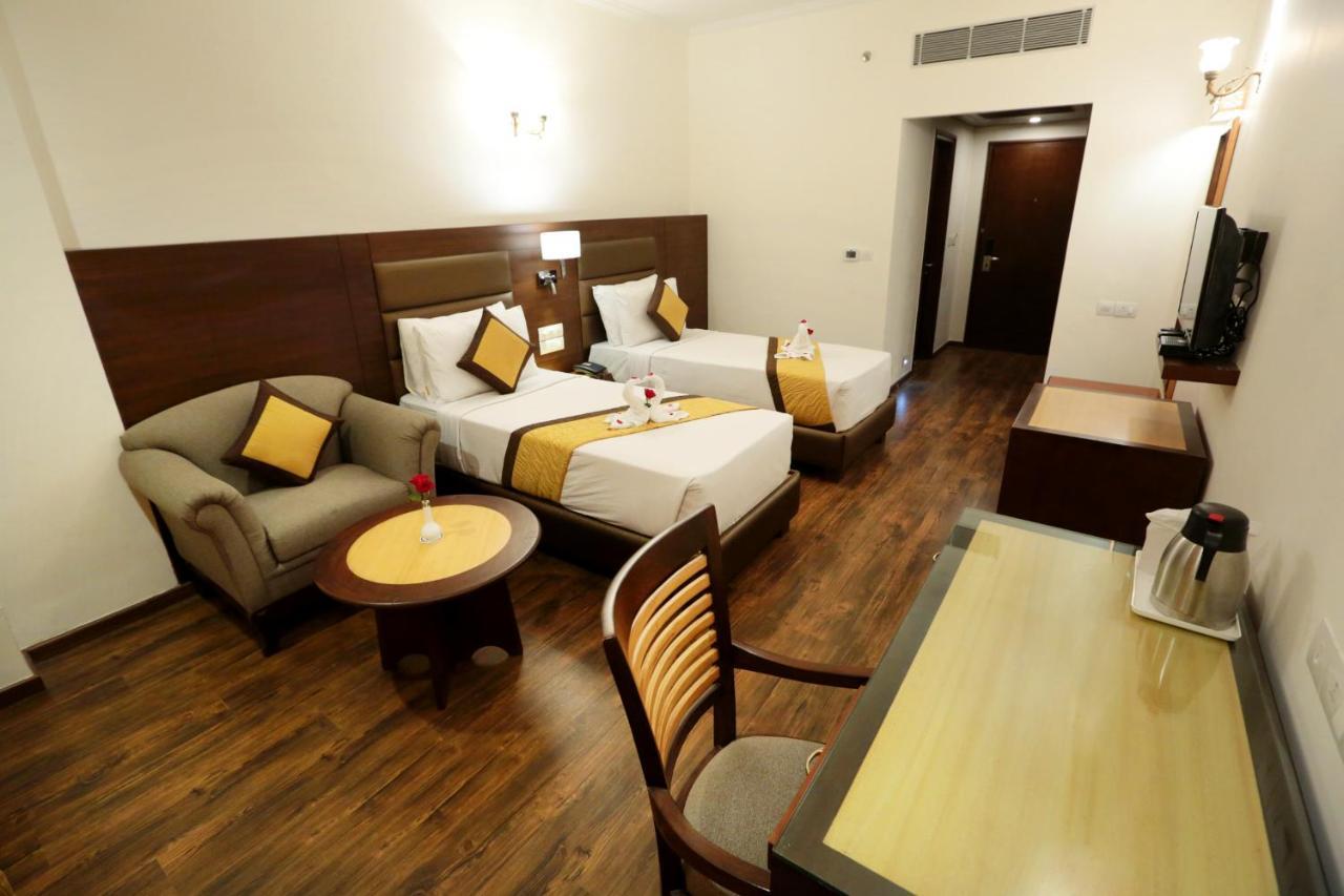 Hotel Meraden Grand พาราณสี ภายนอก รูปภาพ
