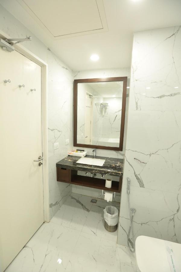 Hotel Meraden Grand พาราณสี ภายนอก รูปภาพ