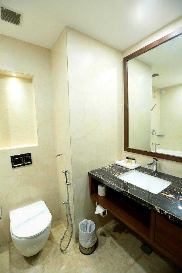 Hotel Meraden Grand พาราณสี ภายนอก รูปภาพ