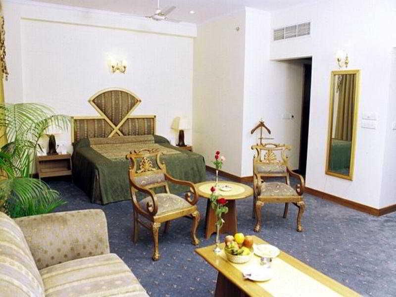 Hotel Meraden Grand พาราณสี ภายนอก รูปภาพ