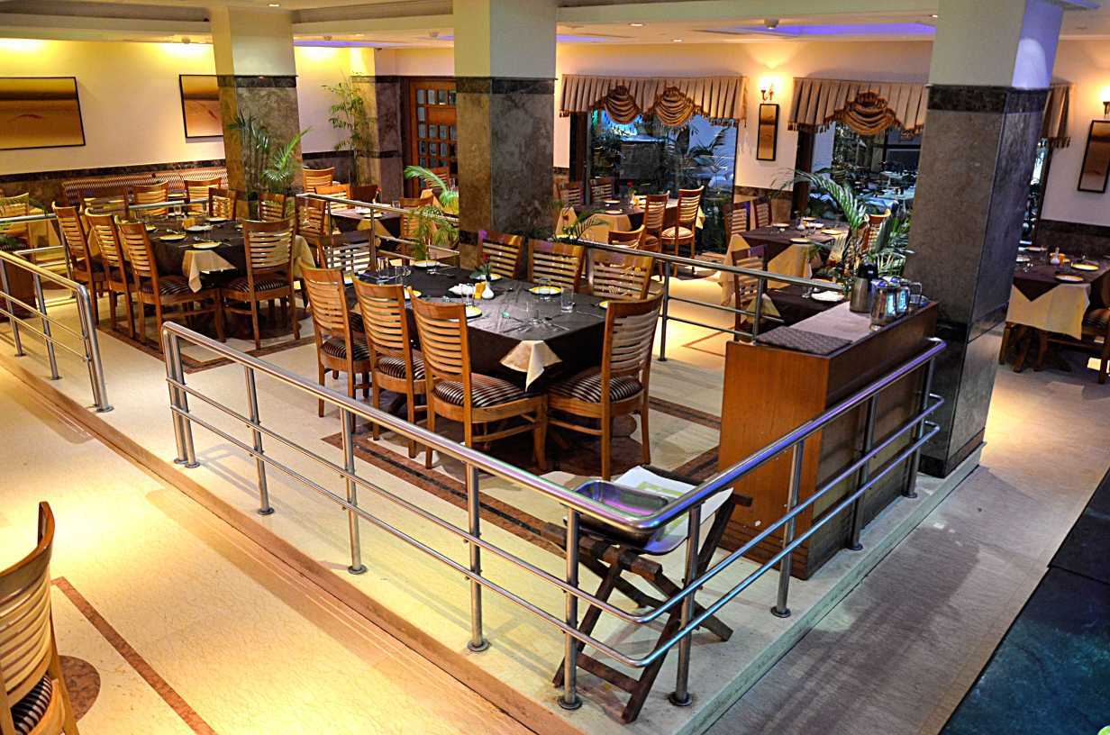 Hotel Meraden Grand พาราณสี ภายนอก รูปภาพ