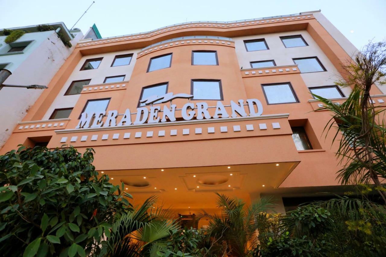 Hotel Meraden Grand พาราณสี ภายนอก รูปภาพ