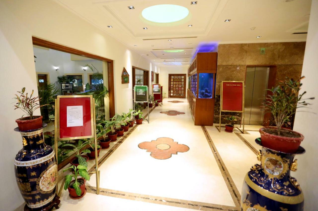 Hotel Meraden Grand พาราณสี ภายนอก รูปภาพ