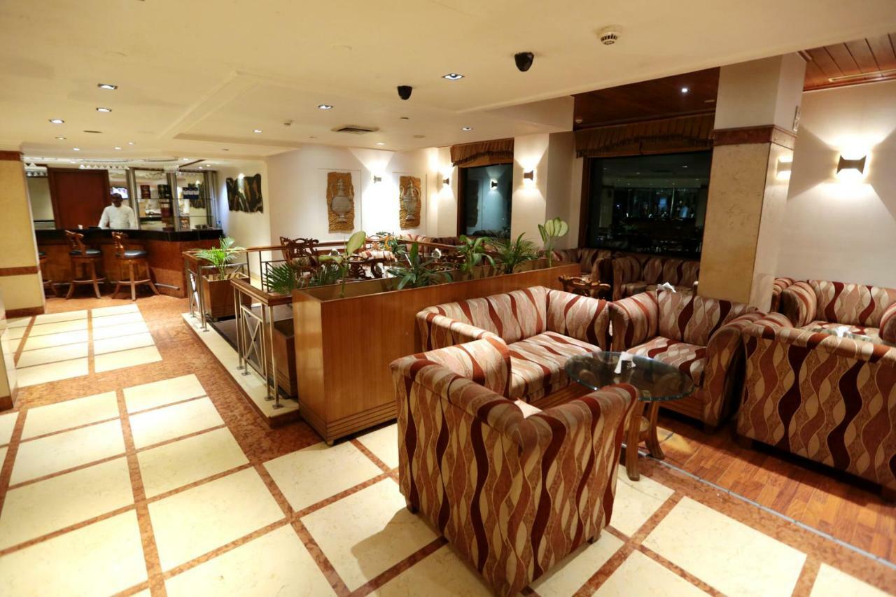 Hotel Meraden Grand พาราณสี ภายนอก รูปภาพ