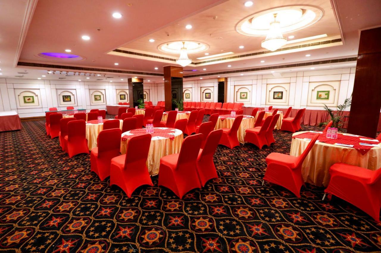 Hotel Meraden Grand พาราณสี ภายนอก รูปภาพ