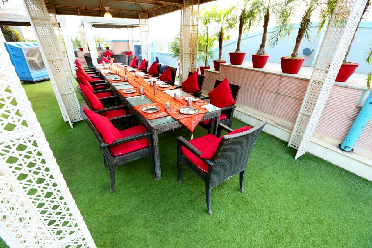Hotel Meraden Grand พาราณสี ภายนอก รูปภาพ