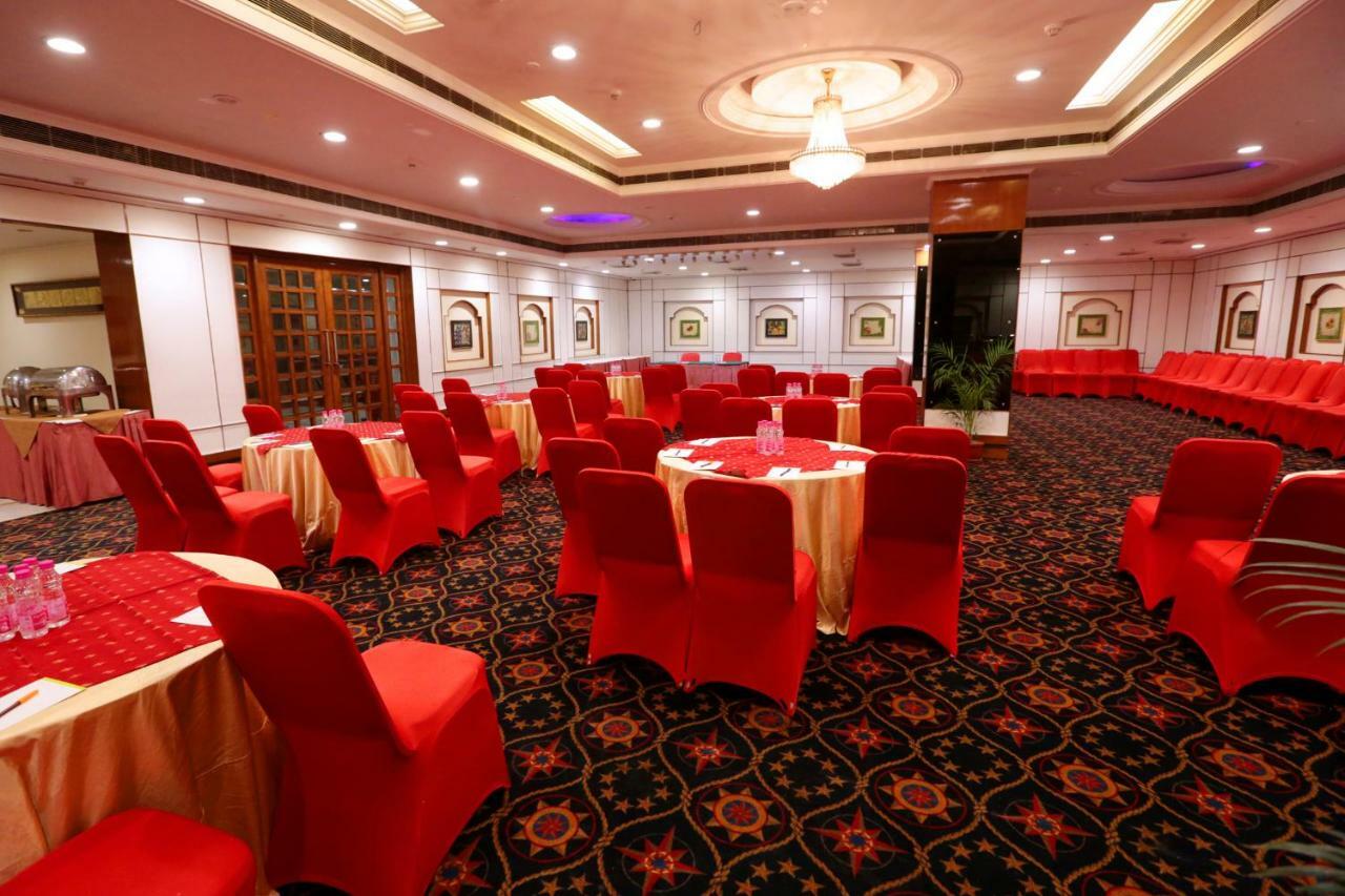 Hotel Meraden Grand พาราณสี ภายนอก รูปภาพ