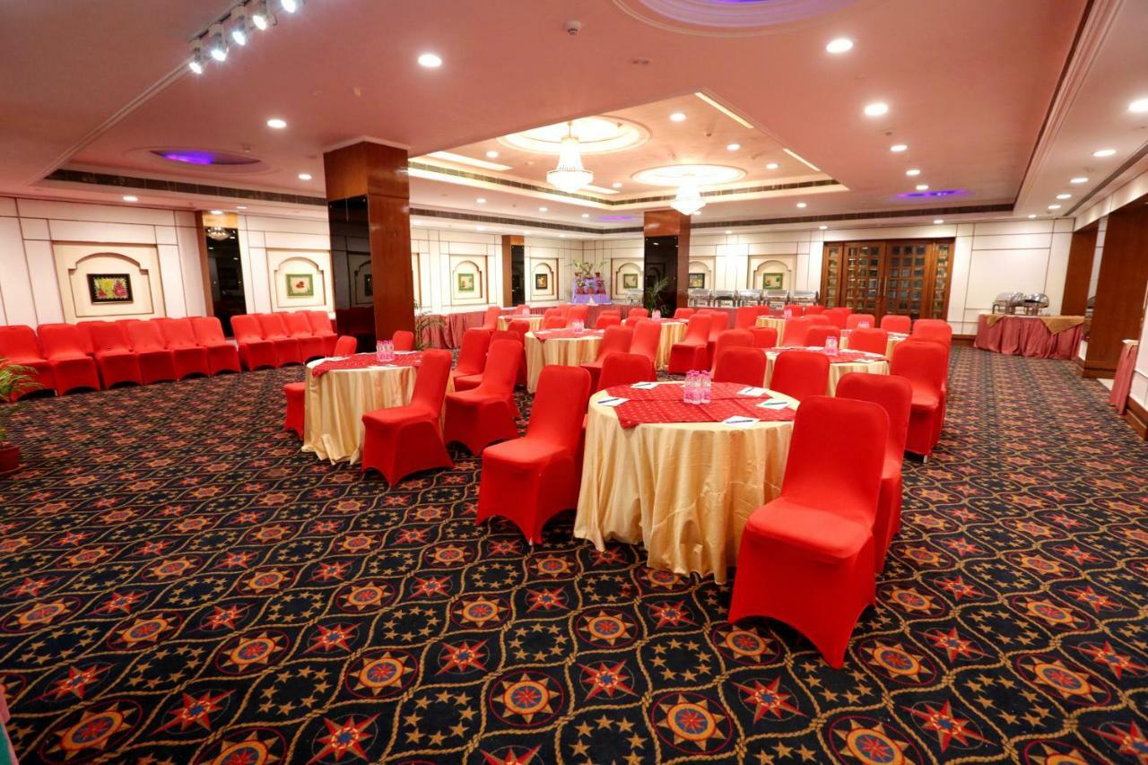 Hotel Meraden Grand พาราณสี ภายนอก รูปภาพ