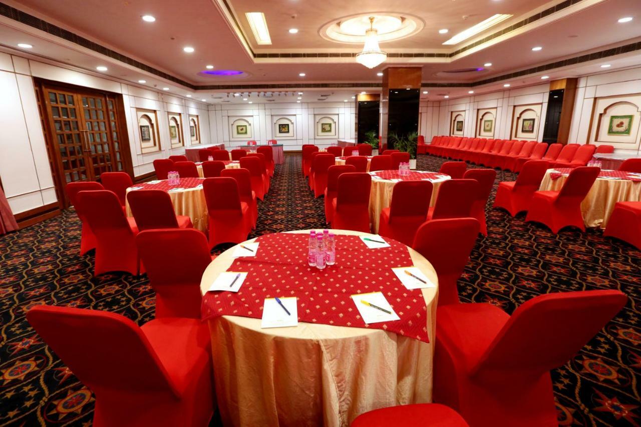 Hotel Meraden Grand พาราณสี ภายนอก รูปภาพ