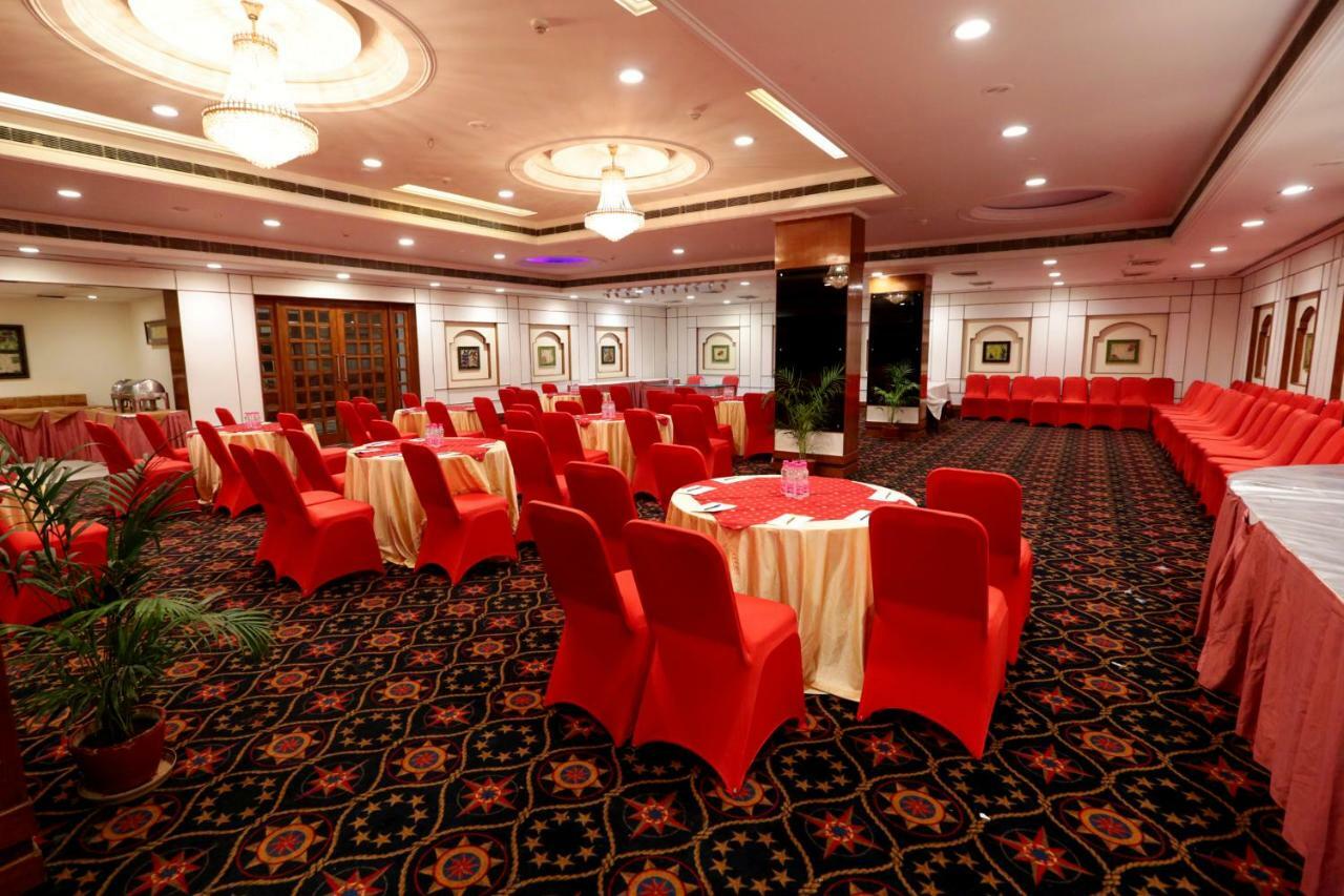 Hotel Meraden Grand พาราณสี ภายนอก รูปภาพ