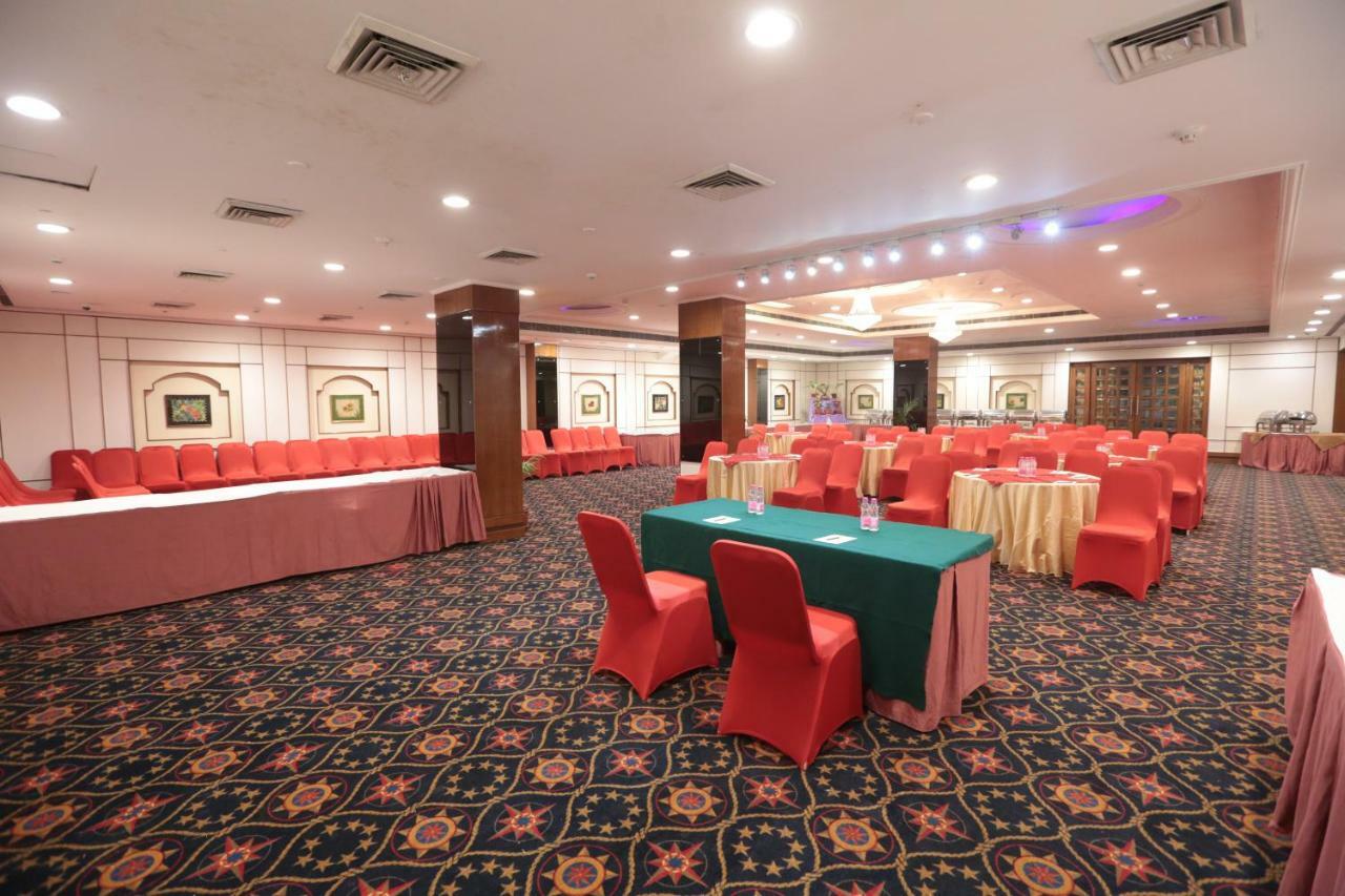 Hotel Meraden Grand พาราณสี ภายนอก รูปภาพ